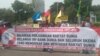 Para pengunjuk rasa membawa spanduk yang menyuarakan protes terhadap IMF-World Bank (Bank Dunia) di depan Kedutaan Bank AS, Jakarta, 8 Oktober 2018. (Foto: VOA/Ahmad Bhagaskoro)