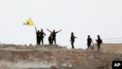 Şervanên YPG rizgarkirina Girêspî pîroz dikin