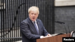  ဗြိတိန်ဝန်ကြီးချုပ် Boris Johnson က ရာထူးကနုတ်ထွက်မယ့်အကြောင်း ဒေါင်းနင်းလမ်းမှာ ပြောကြားစဉ်။ (ဇူလိုင် ၇၊ ၂၀၂၂)