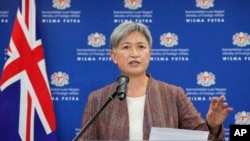 澳大利亞外長黃英賢今年6月在一個記者會上。
