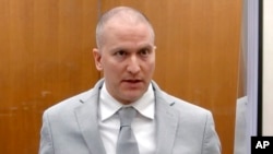 Mantan petugas kepolisian Minneapolis Derek Chauvin tampil dalam persidangan di gedung pengadilan Minneapolis, pada 25 Juni 2021. (Foto: Court TV via AP)