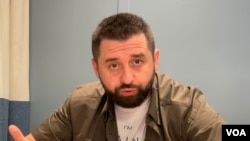 Russian oligarch Roman Abramovich plays an active role in talks between Ukraine and Russia concerning prisoner exchange, a Ukrainian official told VOA.