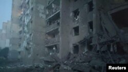 Bangunan yang hancur akibat serangan rudal di Bilhorod-Dnistrovskyi, wilayah Odesa, Ukraina, 1 Juli 2022. (Layanan Darurat Negara Ukraina/Handout via REUTERS)