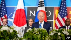 美国总统拜登与国家安全顾问沙利文、国务卿布林肯和国防部长奥斯汀在北约马德里峰会的间歇一道参加与韩国总统尹锡悦和日本首相岸田文雄的三边会晤。(2022年6月29日)