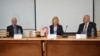 Američka senatorka Tami Boldvin tokom učešća na konferenciji "Srpsko-američko partnerstvo kroz vekove", na Fakultetu političkih nauka u Beogradu, uz ambasadora SAD Kristofera Hila (levo) i Dragana Simića sa FPN-a, 7. jula 2022. (Foto: Sajt Fakulteta političkih nauka)