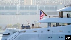 Kapal pesiar seharga $325 juta milik oligarki Rusia yang disita oleh AS tiba San Diego Bay, California, pada 27 Juni 2022. (Foto: AP/Gregory Bull)