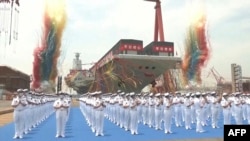 资料照片：中国电视媒体播放的“福建”号航母在上海一个船厂举行下水仪式。（2022年6月17日）