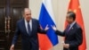 Menlu Rusia Sergei Lavrov dan Menlu China Wang Yi di Denpasar, Bali, 7 Juli 2022. (Kementerian Luar Negeri Rusia/Handout via REUTERS)