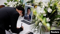 日本民众2022年7月11日继续吊念遇刺身亡的前首相安倍晋三。（路透社）