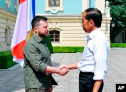 Presiden Joko Widodo (kanan) berjabat tangan dengan Presiden Ukraina, Volodymyr Zelenskyy, dalam pertemuan mereka di Kyiv, Ukraina, 29 Juni 2022. (Foto: via AP)
