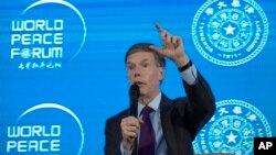 资料照片：美国驻中国大使伯恩斯在北京召开的世界和平论坛上讲话。（2022年7月4日）
