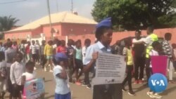 Crianças marcham contra a violência no Uíge