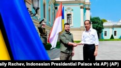 Presiden Joko Widodo (kanan) berjabat tangan dengan Presiden Ukraina Volodymyr Zelenskyy dalam pertemuan mereka di Kyiv, Ukraina pada Rabu, 29 Juni 2022. (Foto: via AP)