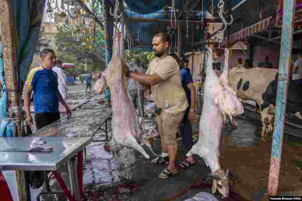 Days before Eid al-Adha, the UN said, 'The world is moving backwards on eliminating hunger and malnutrition,' due to the COVID-19 pandemic, the war in Ukraine, and 'increasingly frequent extreme climate events.' Cairo, July 9, 2022. (Hamada Elrasam/VOA)