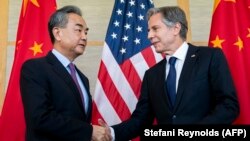 Menteri Luar Negeri AS Antony Blinken (kanan) berjabat tangan dengan Menteri Luar Negeri China Wang Yi dalam pertemuan di Nusa Dua di Bali pada 9 Juli 2022. (Foto: AFP/Stefani Reynolds)