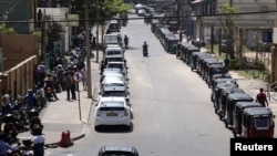 Berbagai kendaraan harus antre panjang di Kolombo, Sri Lanka, sementara BBM sulit didapatkan di Kolombo, Sri Lanka (foto: dok).