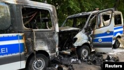 Beberapa kendaraan polisi federal, yang diparkir di depan sebuah hotel tempat polisi ditampung untuk pengamanan KTT G7 akhir pekan ini, terlihat hancur atau rusak akibat kebakaran di Munich, Jerman, 22 Juni 2022. (REUTERS/Ayhan Uyanik)