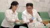 북한은 김정은 국무위원장이 부인 리설주 씨와 함께 약품을 마련해 황해남도에 보냈다며 관영매체를 통해 사진을 공개했다.