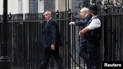 Britanski premijer Boris Džonson ispred rezidencije u Dauning stritu, u Londonu (Foto: Reuters/Peter Nicholls)