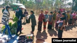  စစ်ဘေးသင့်ပြန်လည်ထူထောင်ရေးစခန်းတွင်း ရိက္ခာဝေငှစဉ်။ (ယခင်မှတ်တမ်း ဓာတ်ပုံ- ဒီးမော့ဆို/ကုန်းသာ)
