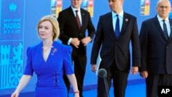 （左）英國外相卓慧思（利茲∙特拉斯，Liz Truss）抵達馬德里北約峰會會場。 （2022年6月29日）