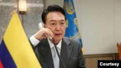 윤석열 한국 대통령이 통화하고 있다. (한국 대통령실 제공)