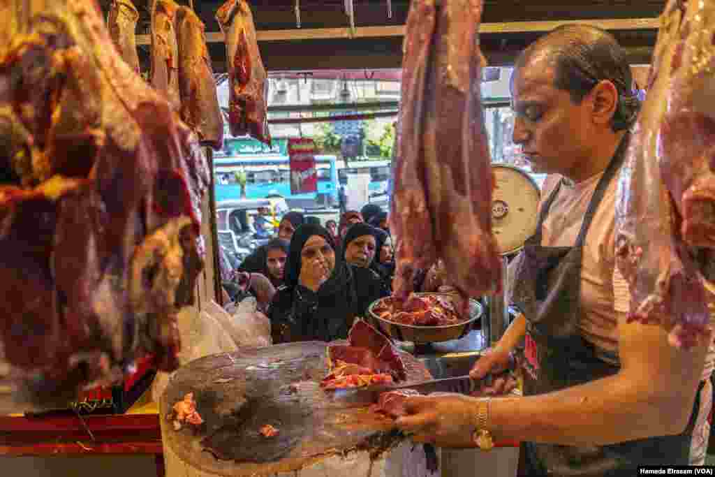 Since Russia invaded Ukraine and disrupted global food and energy supply chains, Egypt’s Cairo Chamber of Commerce says consumer demand for meat is 50% lower than last year, with some livestock prices soaring by 30% or more. (Hamada Elrasam/VOA)
