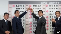 Perdana Menteri Fumio Kishida (kedua dari kiri) yang juga Ketua Partai Liberal Demokratik (LDP) dan koalisinya memenangkan pemilu parlemen Jepang hari Minggu (10/7). 