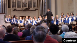 Brent Talbot memimpin Gettysburg Children's Choir membawakan lagu Juru Pencar (Foto courtesy: Brent Talbot)