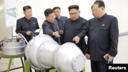 북한 김정은 노동당 위원장이 '핵무기 병기화 사업'을 현지지도했다고 조선중앙통신이 지난 3일 보도했다. 뒤에 세워둔 안내판에 북한의 ICBM급 장거리 탄도미사일로 추정되는 '화성-14형'의 '핵탄두(수소탄)'이라고 적혀있다.