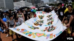 大批家長帶同子女參與"守護孩子未來"集會，爭取免於白色恐怖。(美國之音 湯惠芸拍攝)