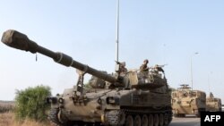 2023年10月8日，以色列士兵在車隊中前往加薩走廊邊境的一個秘密地點。(法新社圖片。)