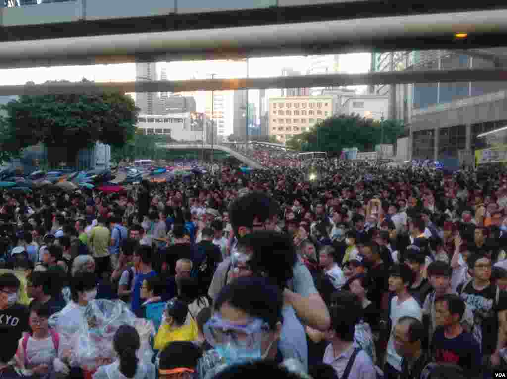 港人聲援佔中抗拒警方封鎖中環金鐘多處癱瘓(美國之音海彥拍攝)
