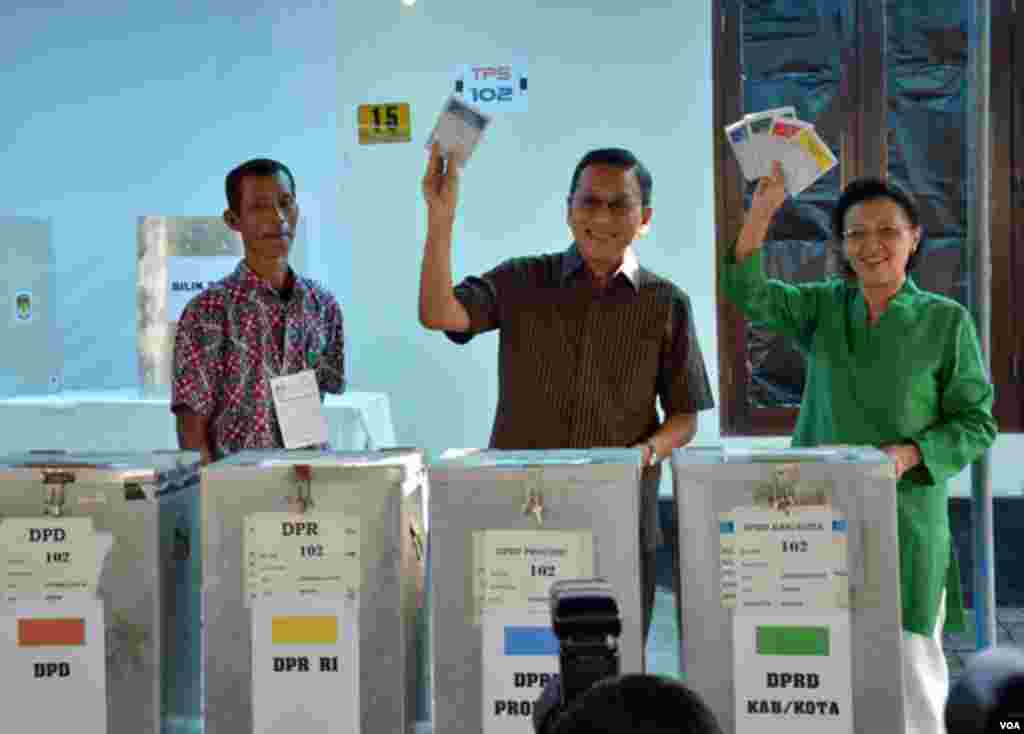 Wapres dan istrinya Herawati Boediono ketika mencoblos di Bilik 3 dan 4 lalu memasukkan kertas suara yang telah dicoblos ke Kotak Suara di TPS 102 Komplek Perumahan Sawitsari Kelurahan Condong Catur, kabupaten Sleman Yogyakarta, Rabu pagi, 9 April 2014