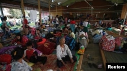 ကချင်ပြည်နယ် Tanai မြို့က ခရစ်ယာန်ဘုရားကျောင်းမှာ တွေ့ရတဲ့ ကချင်စစ်ရှောင်ဒုက္ခသည်တချို့။ (ဇွန် ၁၄၊ ၂၀၁၇)