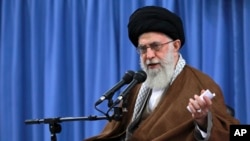 آیت الله علی خامنه ای گفته است که اگر تعزیرات اقتصاد امریکا برای ده سال دیگر تمدید گردد، تهران در پی تلافی جویان بزند 