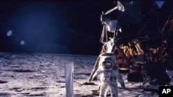 Astronot Edwin E. Aldrin Jr. berjalan di permukaan bumi pada 20 Juli 1969. (Foto: NASA)