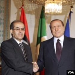Kepala Dewan Transisi Nasional Libya, Mahmoud Jibril (kiri) bertemu PM Italia Silvio Berlusconi di Milan, Italia (25/8).