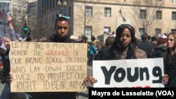Dois estudantes irmãos gémeos vieram da Geórgia para participar na "Marcha Pelas Nossas Vidas" em Washington DC