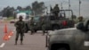 Tentara berjaga di sebuah pos pemeriksaan dekat Contepec, di negara bagian Michoacan, setelah gembong narkoba Meksiko paling terkenal, Joaquin 'El Chapo' Guzman, lolos dari penjara dengan keamanan maksimum, Sabtu (11/7).