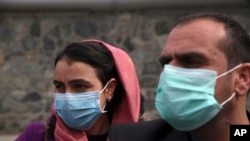 Wartawan Afghanistan mengenakan masker saat meliput kampanye untuk meningkatkan kesadaran akan pandemi corona di Kabul, Afghanistan, 16 Maret 2020. (Foto: dok).
