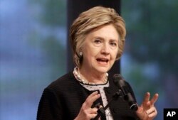 Mantan Menteri Luar Negeri Hillary Clinton berbicara di Baltimore, 5 Juni 2017.