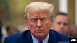 Mantan Presiden AS Donald Trump muncul di ruang sidang untuk sidang penipuan perdata di Mahkamah Agung Negara Bagian New York pada 24 Oktober 2023 di New York. (Foto: AFP)