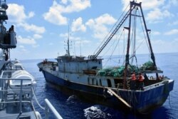 KRI Imam Bonjol (kiri) memeriksa kapal nelayan berbendera China, Han Tan Chou (kanan), di perairan dekat Kepulauan Natuna, 17 Juni 2016. (Foto: Reuters)