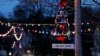 Kota Farmington di negara bagian New Hampshire, menyalakan lampu-lampu Natal untuk membangkitkan moral warganya di tengah merebaknya wabah corona, 19 Maret 2020. (Foto: dok).