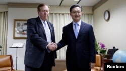 12일 서울 외교부를 방문한 로버트 킹 미 국무부 북한인권특사(왼쪽)가 황준국 한반도평화교섭본부장과 악수하고 있다.