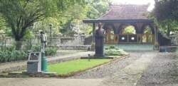 Kondisi di dalam kompleks makam Mangkunegara VI di Solo, Selasa ( 30/11). (Foto : VOA/ Yudha Satriawan)