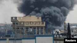 Asap mengepul saat pasukan Israel melancarkan operasi darat dan udara di bagian timur Rafah, di tengah konflik yang sedang berlangsung antara Israel dan Hamas, di Rafah, selatan Jalur Gaza, 7 Mei 2024. (REUTERS/Hatem Khaled)