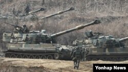 지난 2013년 3월 미한 연합훈련인 '키 리졸브' 연습이 진행 중인 가운데,경기도 파주시 접경지역에서 한국군 K-55 A1 자주포가 GPS 교란작전을 대비해 방열 훈련을 하고 있다.