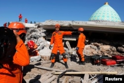 Tim SAR melakukan pencarian korban gempa yang diperkirakan tertimbun di dalam bangunan masjid di Pemenang, Lombok, 8 Agustus 2018.